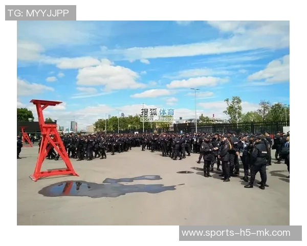 巴萨公开训练课会员持票被拒入场安保措施引发球迷抗议